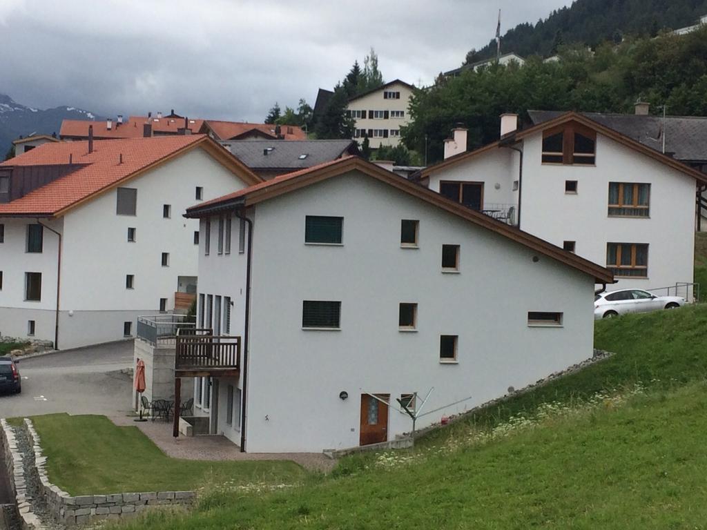 Chasa Mundin Apartment Скуол Стая снимка