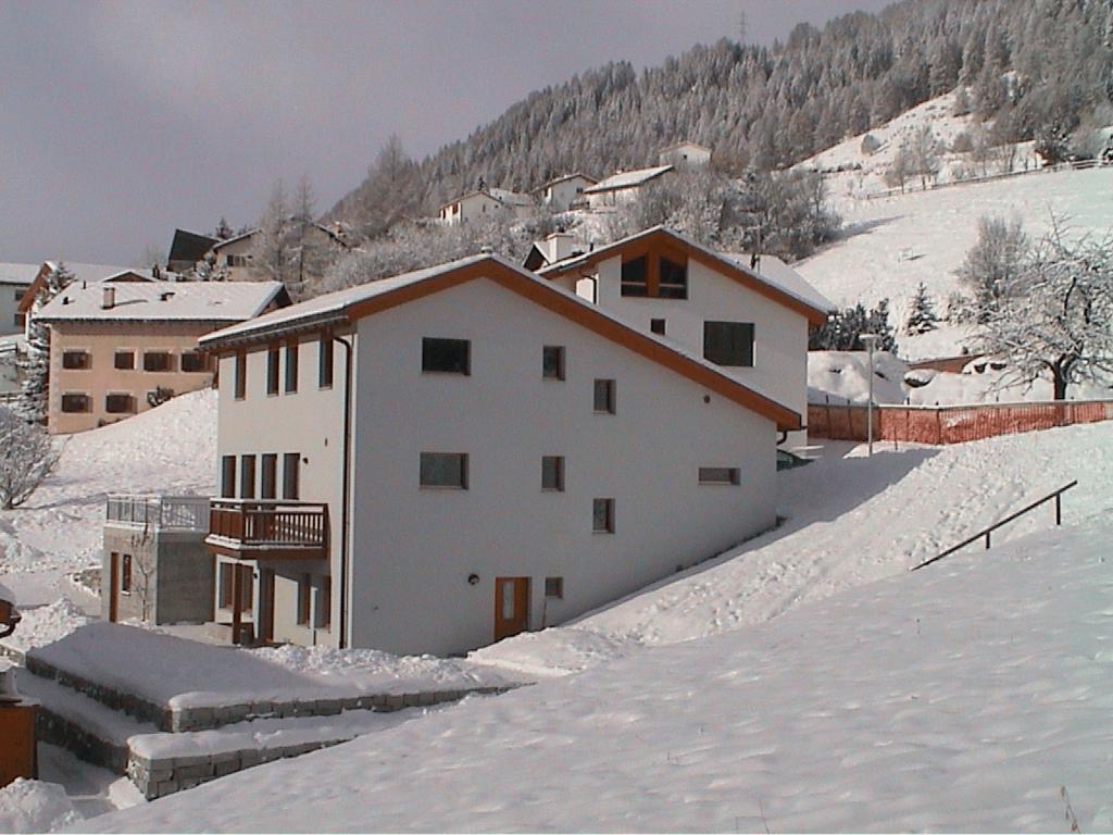 Chasa Mundin Apartment Скуол Стая снимка