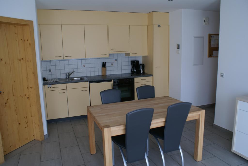 Chasa Mundin Apartment Скуол Стая снимка