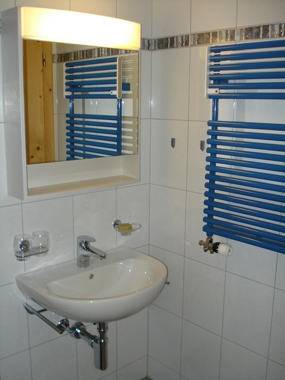 Chasa Mundin Apartment Скуол Стая снимка